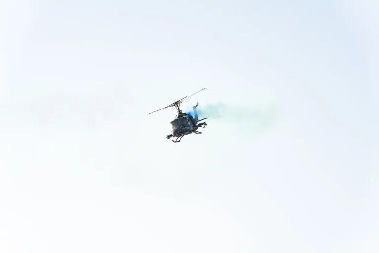 Se desploma helicóptero en Los Ángeles y deja tres muertos