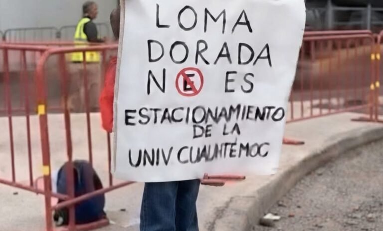 Vecinos de Loma Dorada bloquean vialidad por saturación de estacionamiento