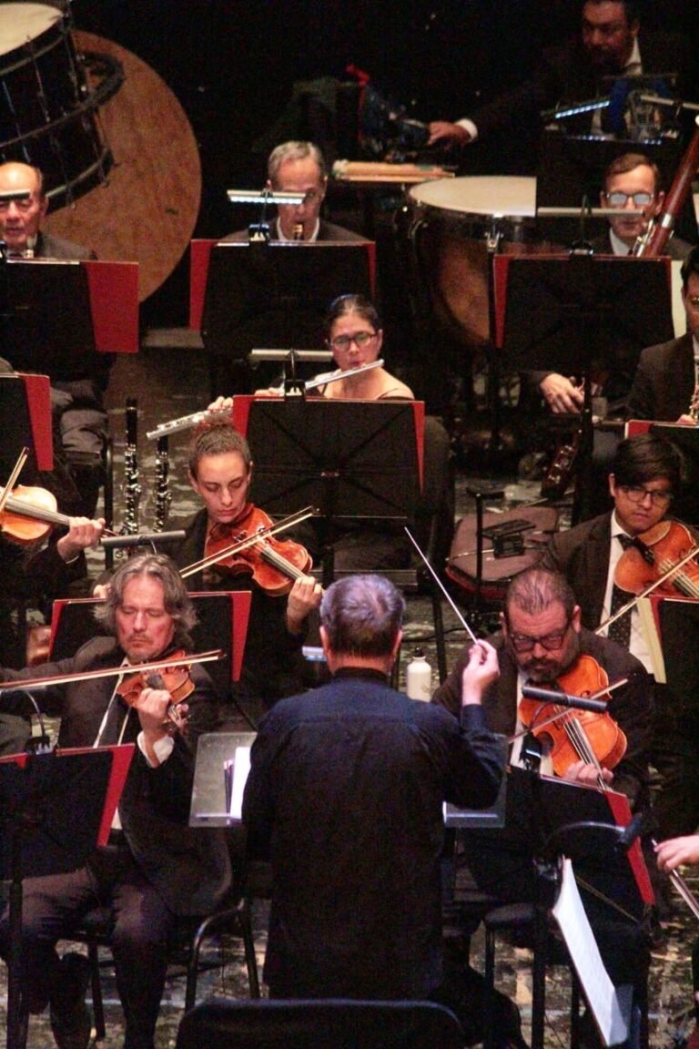 Rinde la OFEQ homenaje a Juan Gabriel con concierto sinfónico