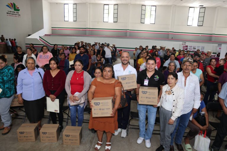 Reparte SEDIF paquetes de despensas en Landa de Matamoros