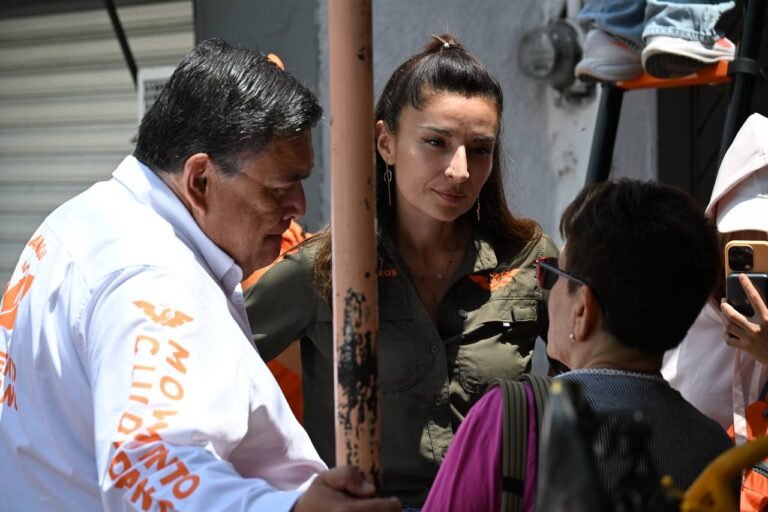 Armando Rivera y Laura Ballesteros invitan a vecinos de Lomas de Casa Blanca a fortalecer la vida pública desde la gente