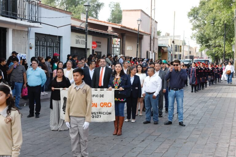 Gaspar Trueba participa en desfile conmemorativo del 16 de Septiembre