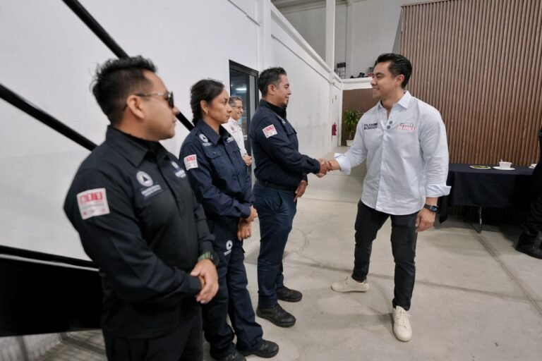 Reconoce Felifer Macías labor del personal de Protección Civil Municipal