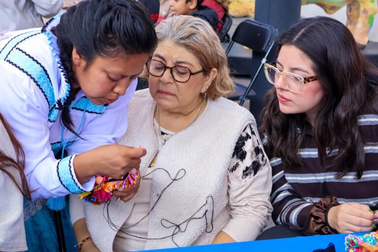 Corregidora preserva la tradición otomí con taller de elaboración de la muñeca Lelé