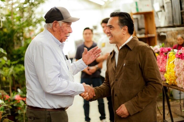 Luis Nava fortalece el diálogo con comerciantes del Mercado de las Flores