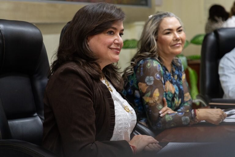 Coordinan UAQ y USEBEQ acciones de capacitación digital para escuelas públicas