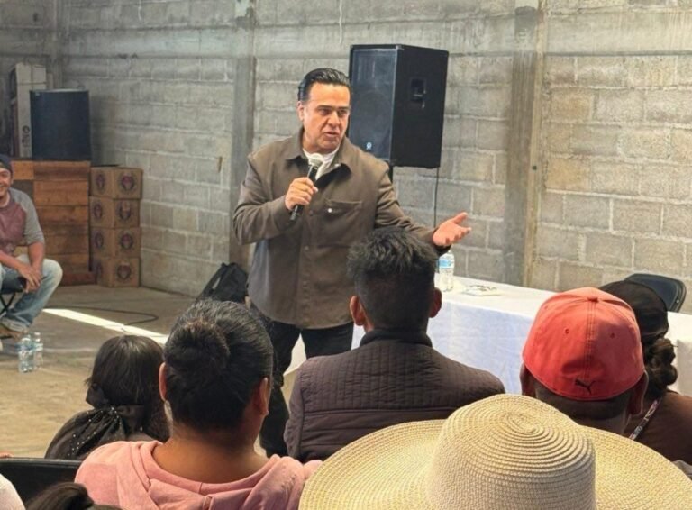 Luis Nava escucha a liderazgos de Amealco