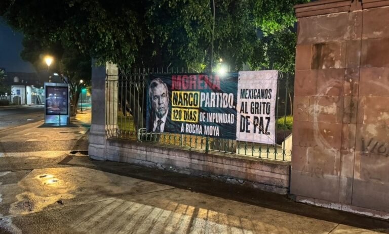 Captan a hombre colocando lonas contra Morena en el centro de Querétaro
