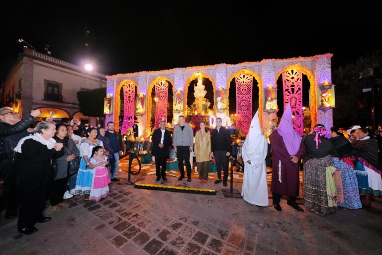Honra Felifer Macías las tradiciones del Día de Muertos