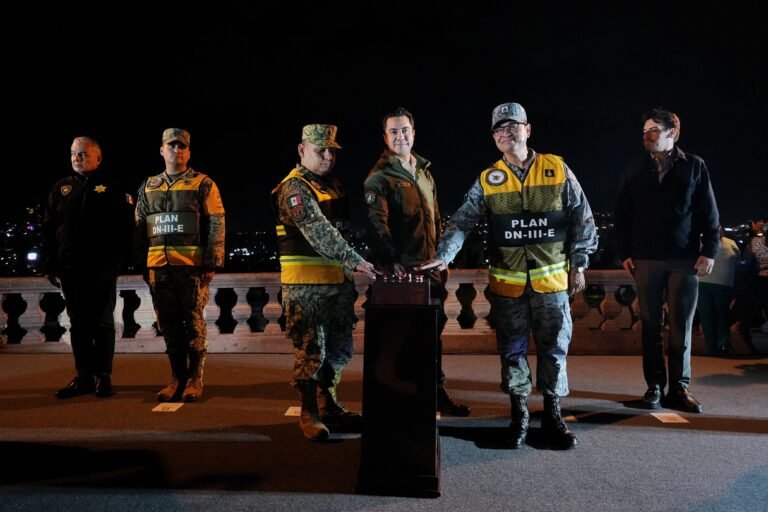 Reconoce Felifer Macías la labor de las Fuerzas Armadas con iluminación de Los Arcos
