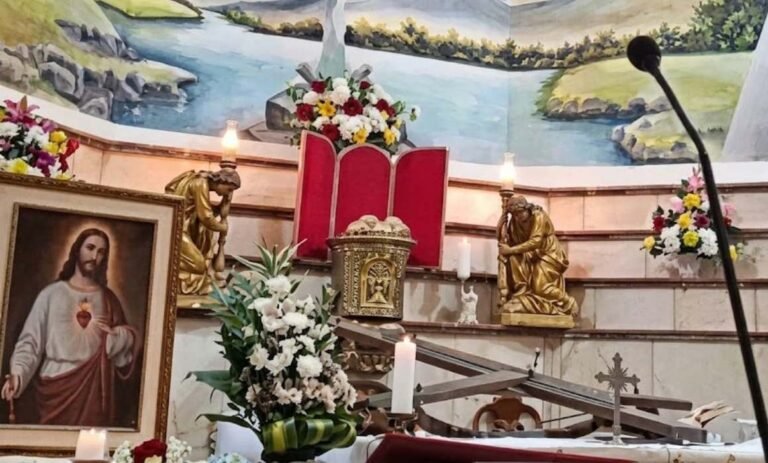 Muere sacerdote tras desplomarse una cruz durante misa en Ecuador