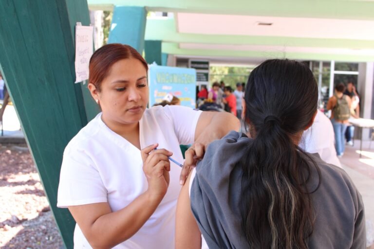 Llama IMSS Querétaro a vacunarse contra influenza y COVID-19