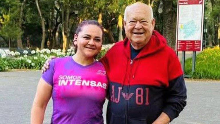 Cuestionan a gobernador de BCS sobre salario de 156 mil pesos de su hija en el IMSS; rompe en llanto