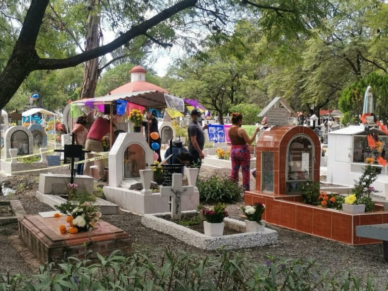 Cementerios municipales tendrán vigilancia, ambulancias y personal de PC; autoridades piden mantener supervisados a niñas y niños