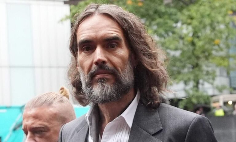 Enfrenta Russell Brand 7 cargos por delitos sexuales en Londres